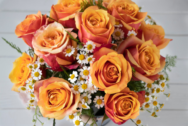 Bouquet,Of,Orange,Roses,With,White,Wood,Background.